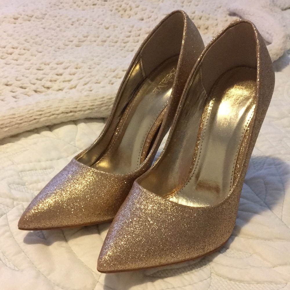 *LAST CHANCE*
NWOT Gold glitter heels